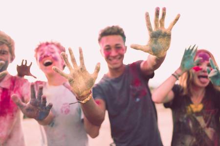 Jugendliche in bunten Holi Farben